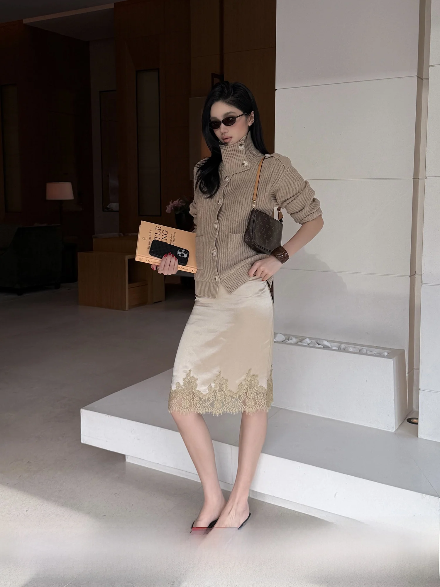 Женская юбка-обертка Rovente i Color из ацетатной ткани с низкой талией, сексуальная, кружевная, силуэт H, весенняя коллекция
Женская юбка-обертка Rovente i Color из ацетатной ткани с низкой талией, сексуальная, кружевная, силуэт H, весенняя коллекция