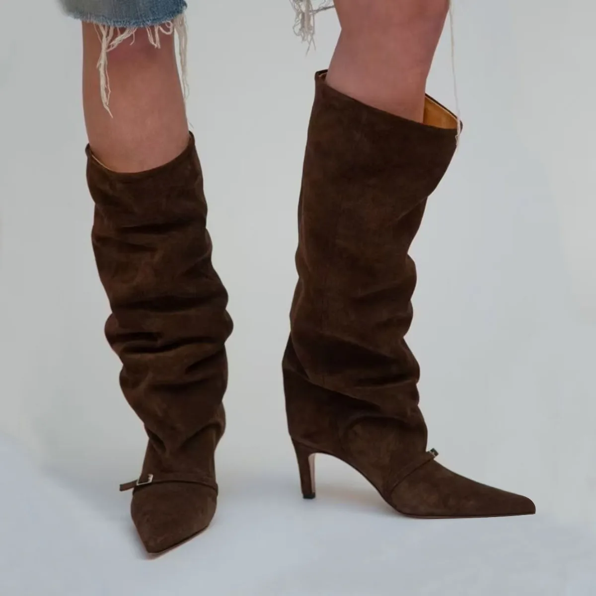 Arden Furtado, осенние коричневые плиссированные современные сапоги из нубука, слипоны с острым носком, туфли на шпильке с пряжкой на ремне, сапоги до колена
Arden Furtado, осенние коричневые плиссированные современные сапоги из нубука, слипоны с острым носком, туфли на шпильке с пряжкой на ремне, сапоги до колена