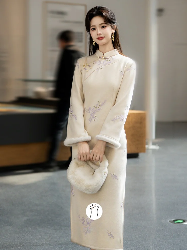 Elegant Young Style Embroidered Fleece Lined Thick Winter Qipao Dress in off White Beautiful Chinese New Style Long Slit Skirt
Elegant Young Style Embroidered Fleece Lined Thick Winter Qipao Dress in off White Beautiful Chinese New Style Long Slit Skirt