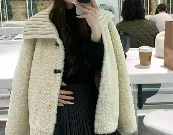 Lapel Splicing Knitted Winter Temperament Premium Coat Loose and Thin Short Coat
Lapel Splicing Knitted Winter Temperament Premium Coat Loose and Thin Short Coat