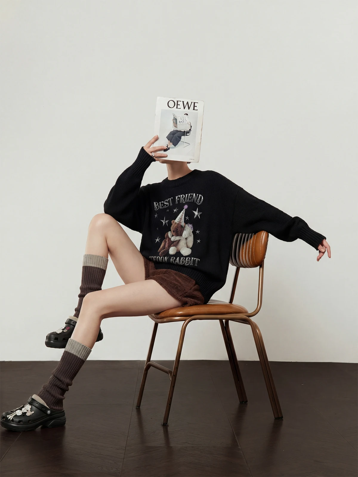 Новый женский повседневный вязаный свитер свободного кроя с круглым вырезом и принтом, весна 2026.
Новый женский повседневный вязаный свитер свободного кроя с круглым вырезом и принтом, весна 2026.