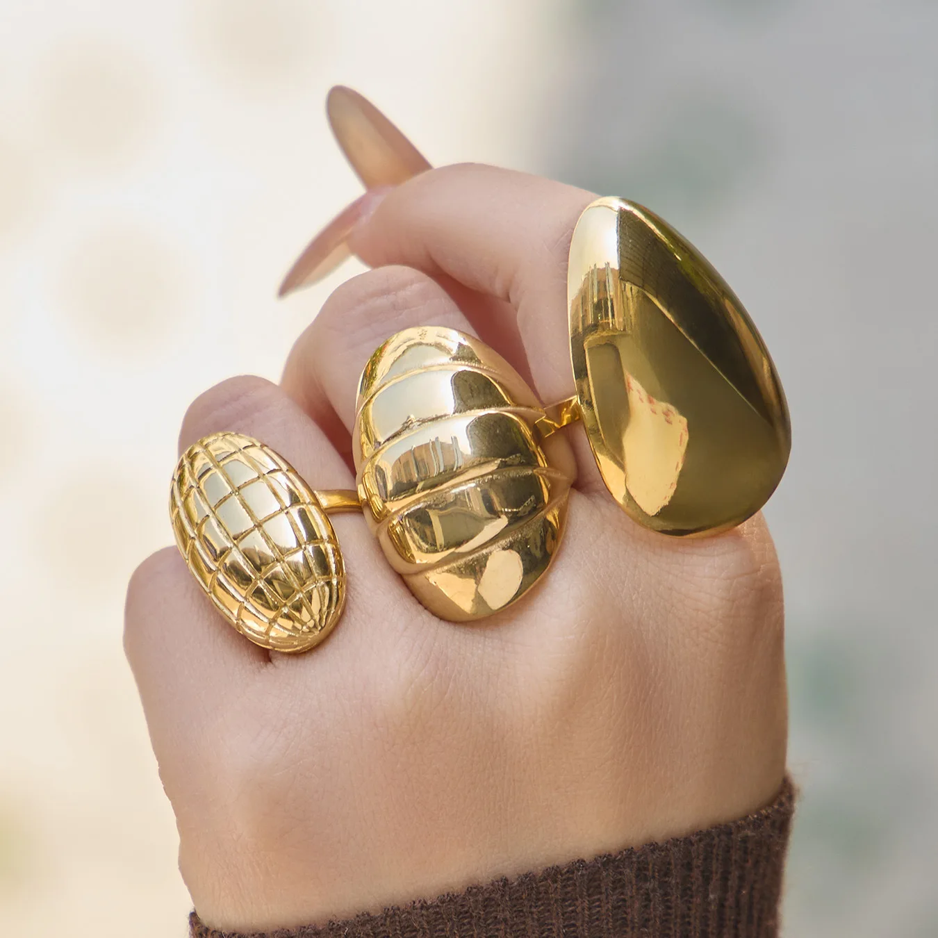 Набор колец из титановой стали с позолотой 18K: простой, модный, индивидуальный дизайн в виде рога, трансграничный ювелирный аксессуар для женщин
Набор колец из титановой стали с позолотой 18K: простой, модный, индивидуальный дизайн в виде рога, трансграничный ювелирный аксессуар для женщин