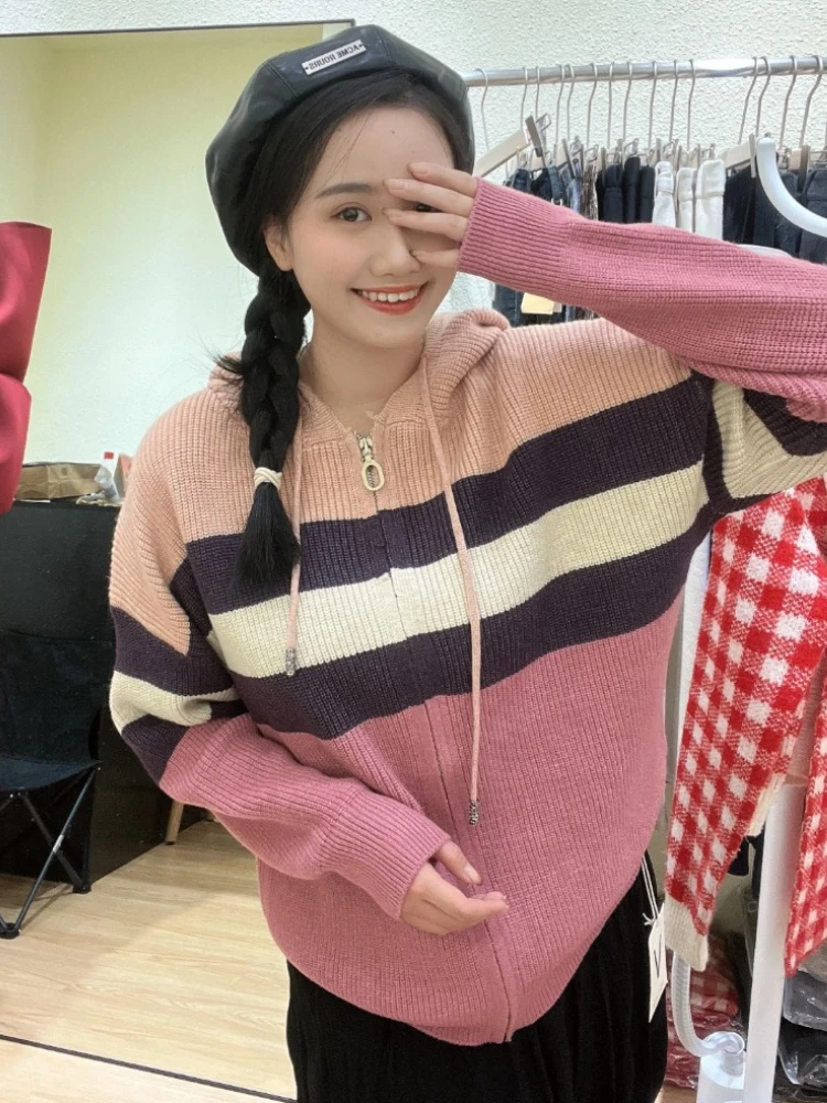 Вязаный свитер на молнии, кардиган, пальто, женские полосатые вязаные свитера, новый корейский стиль, трикотажная куртка с капюшоном, свободная верхняя одежда, повседневные топы
Вязаный свитер на молнии, кардиган, пальто, женские полосатые вязаные свитера, новый корейский стиль, трикотажная куртка с капюшоном, свободная верхняя одежда, повседневные топы