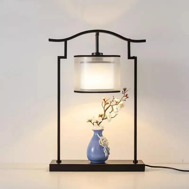 Antique Chinese style bedside lamp, modern and creative minimalist living room and bedroom decoration desk lamp
Antique Chinese style bedside lamp, modern and creative minimalist living room and bedroom decoration desk lamp