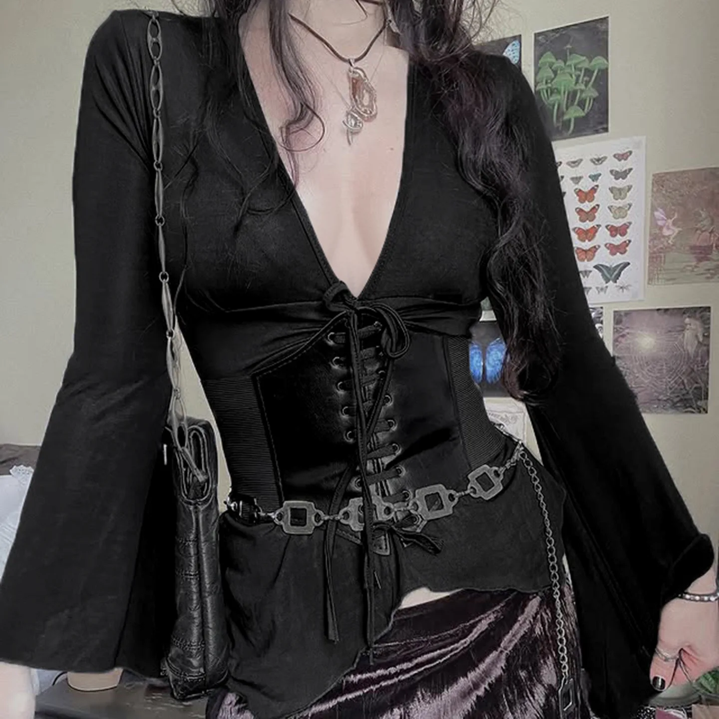 Европейская и американская рубашка с v-образным вырезом и нестандартным дизайном темного ветра, плиссированная тонкая футболка с длинными рукавами и нагрудным ремнем.
Европейская и американская рубашка с v-образным вырезом и нестандартным дизайном темного ветра, плиссированная тонкая футболка с длинными рукавами и нагрудным ремнем.