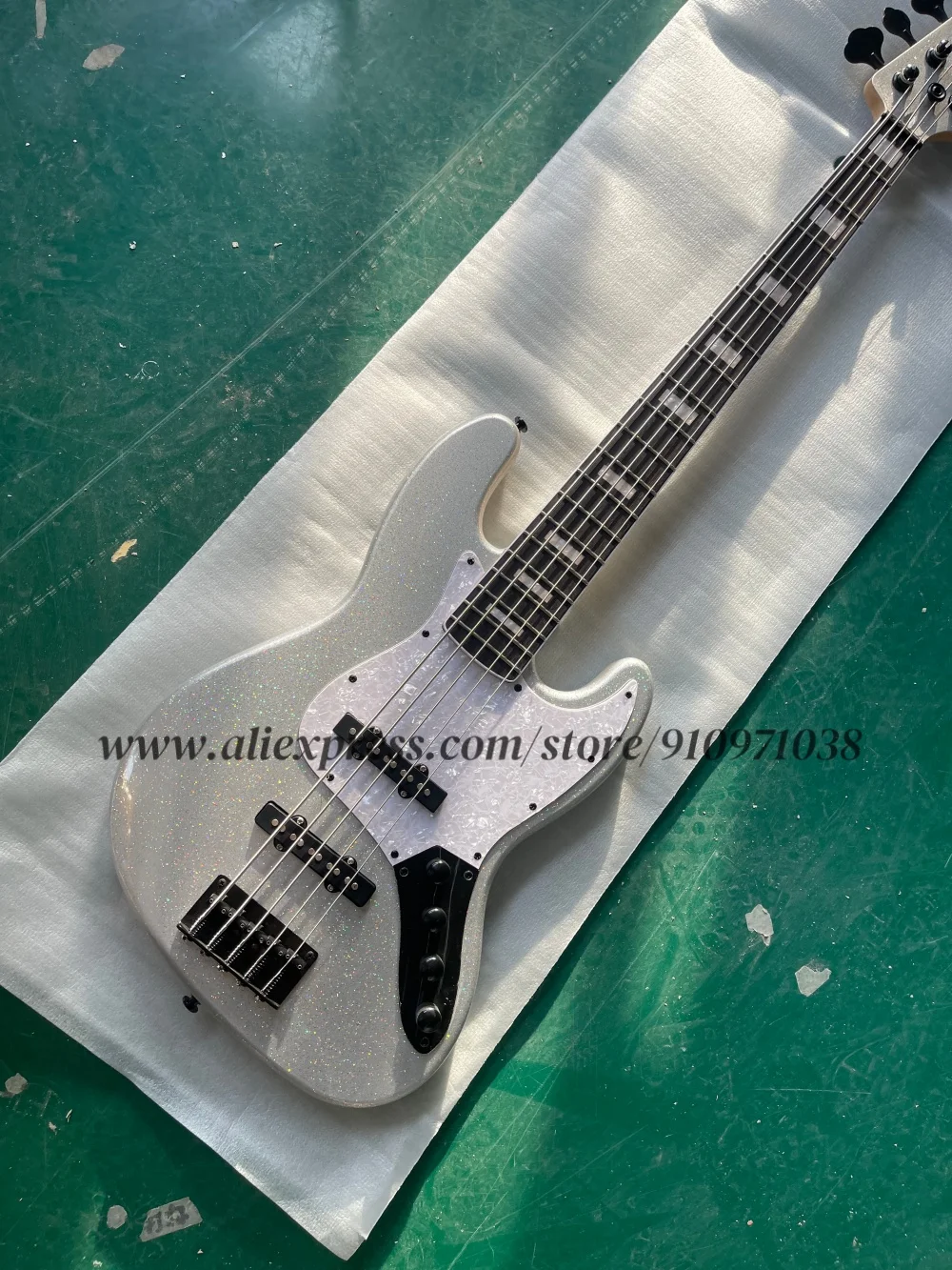 5-струнный серебряный блестящий розовый бас, корпус из цельного дерева с цветным зерном, черный фиксированный бридж, накладка из палисандра, активная батарея
5-струнный серебряный блестящий розовый бас, корпус из цельного дерева с цветным зерном, черный фиксированный бридж, накладка из палисандра, активная батарея