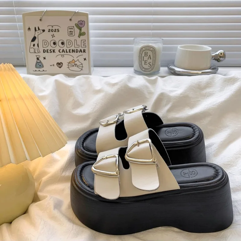 Женские шлепанцы 2025: летние римские сандалии на толстой подошве, нескользящие платформенные сандалии для женщин, пляжные шлепанцы, роскошные кожаные тапочки
Женские шлепанцы 2025: летние римские сандалии на толстой подошве, нескользящие платформенные сандалии для женщин, пляжные шлепанцы, роскошные кожаные тапочки