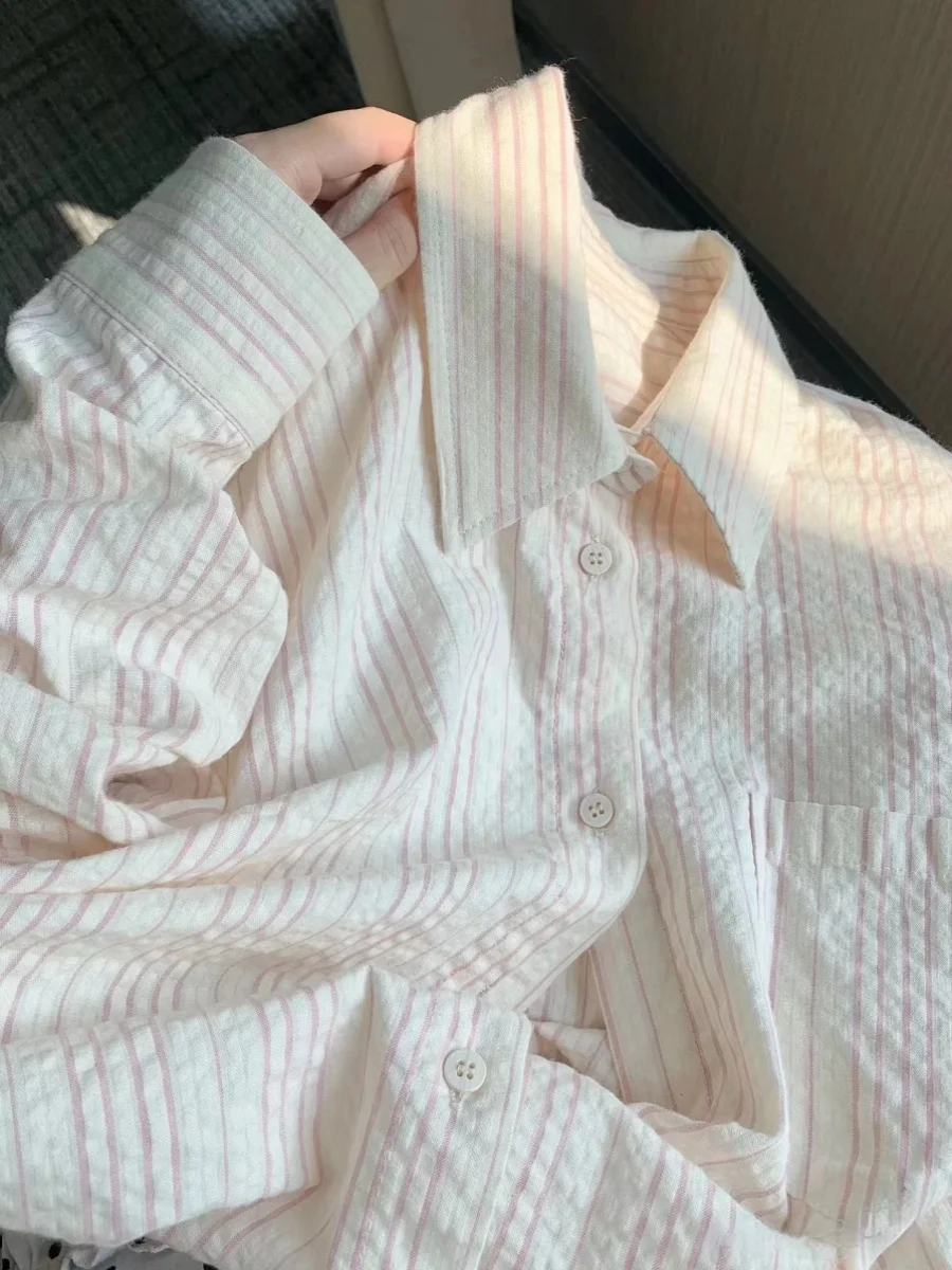 Розовый модный топ из чистого хлопка в полоску с длинными светами на весну, лето и осень, корейский свободный крой на пуговицах
Розовый модный топ из чистого хлопка в полоску с длинными светами на весну, лето и осень, корейский свободный крой на пуговицах