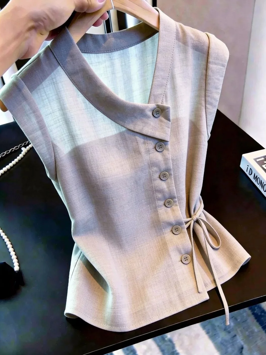 Elegant Belted Sleeveless Vest Commute Versatile Single Button Design Summer New Style 2026 Silk Top Korean Style Straight Cut
Elegant Belted Sleeveless Vest Commute Versatile Single Button Design Summer New Style 2026 Silk Top Korean Style Straight Cut