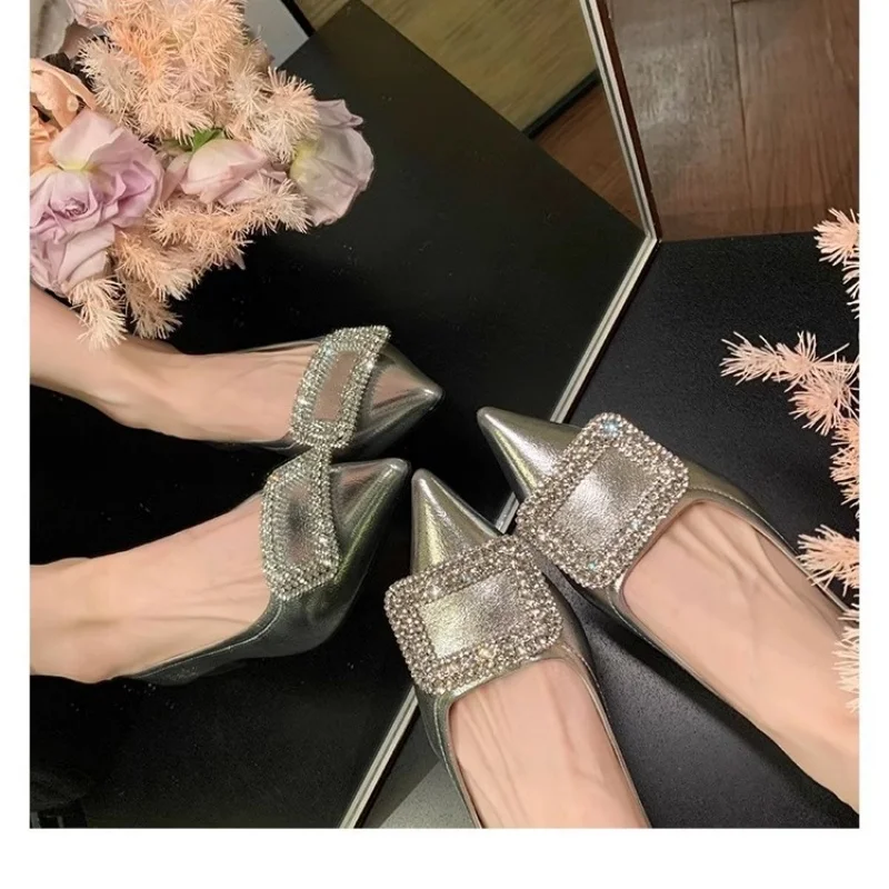Новинка весны 2024, женская обувь с острым носком, на низком каблуке, со стразами и квадратной пряжкой, элегантные сексуальные женские туфли без шнуровки на мелкой платформе
Новинка весны 2024, женская обувь с острым носком, на низком каблуке, со стразами и квадратной пряжкой, элегантные сексуальные женские туфли без шнуровки на мелкой платформе