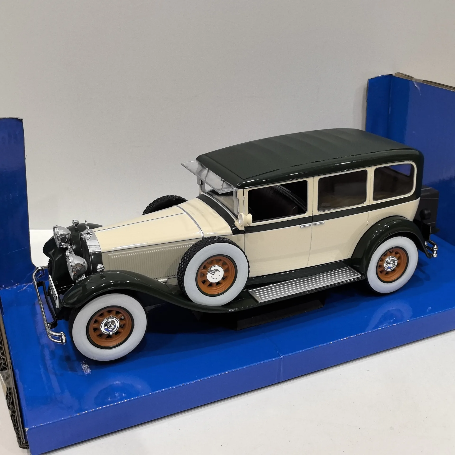 Diecast MCG 1/18 Scale BENZ TYP NURBURG 460 1928 Alloy Car Model Collectible Toy Gift Souvenir Display Ornaments
Diecast MCG 1/18 Scale BENZ TYP NURBURG 460 1928 Alloy Car Model Collectible Toy Gift Souvenir Display Ornaments