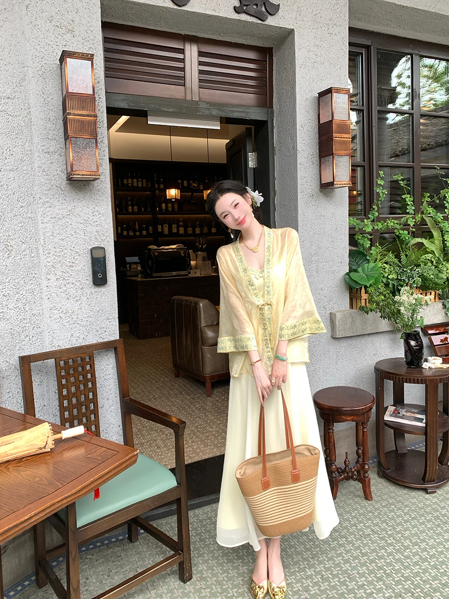 Летнее новое женское платье миди с V-образным вырезом и юбкой А-силуэта из легкого шифона для повседневной носки в традиционном китайском стиле
Летнее новое женское платье миди с V-образным вырезом и юбкой А-силуэта из легкого шифона для повседневной носки в традиционном китайском стиле