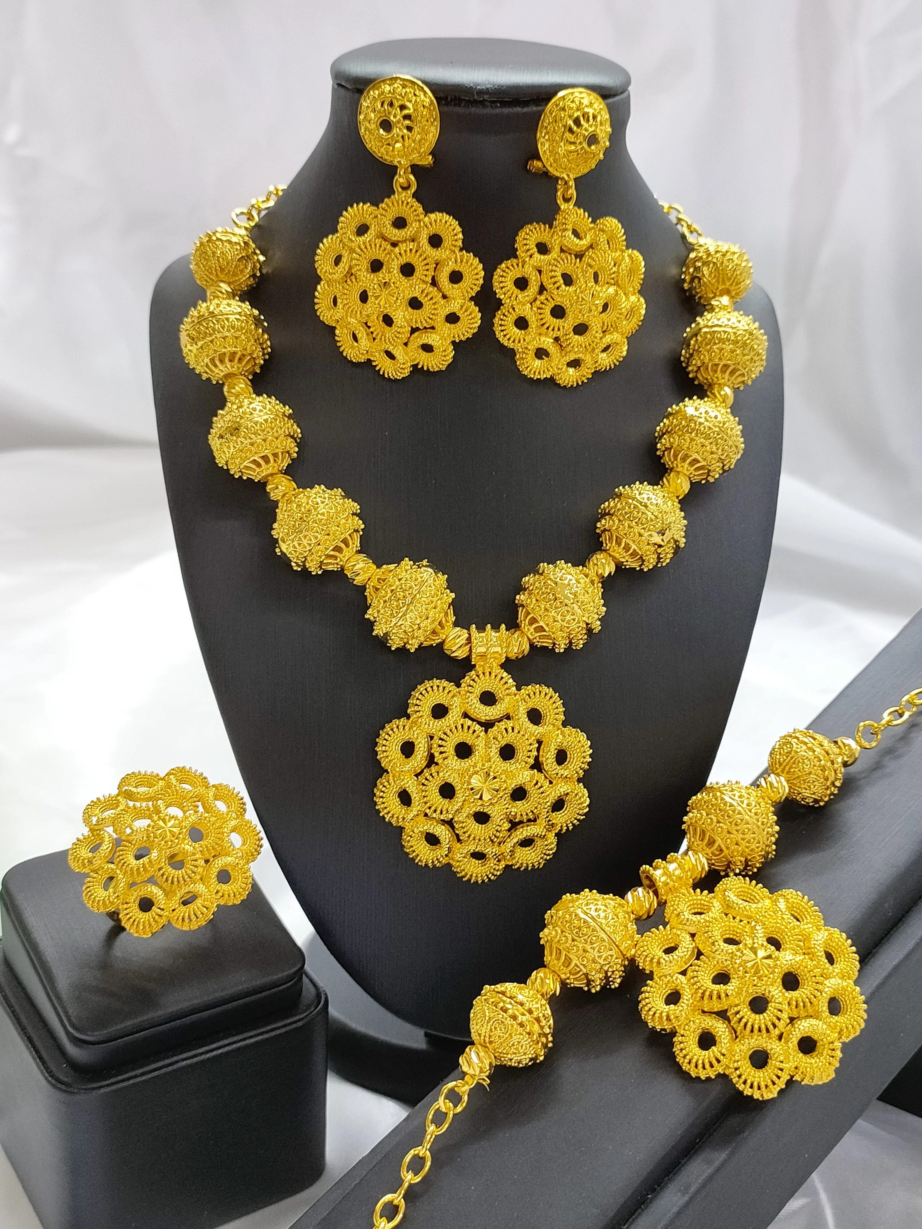 Indian Fashion 24k Gold Color Charm Necklace Earrings Bracelet Ring Set African Wedding Jewelry Bridal for Dubai Party Gifts
Indian Fashion 24k Gold Color Charm Necklace Earrings Bracelet Ring Set African Wedding Jewelry Bridal for Dubai Party Gifts