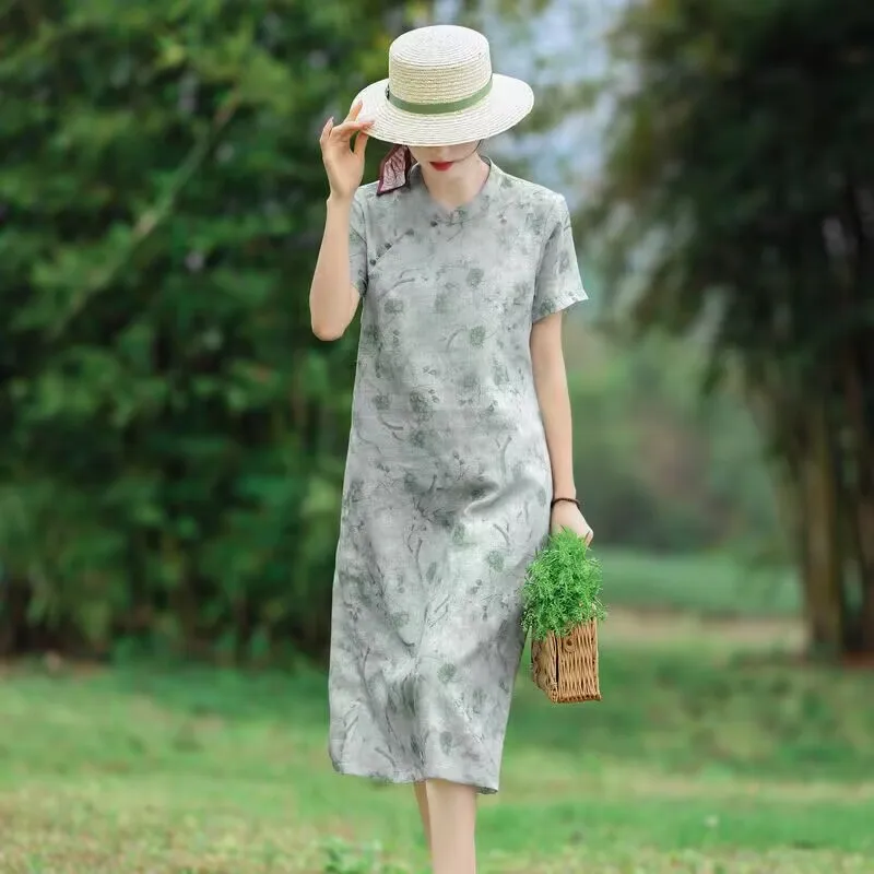 Летнее модное платье-ципао большого размера из хлопка и льна, с коротким рукавом, А-силуэт, для повседневной носки, свободный крой, круглый вырез, средней длины
Летнее модное платье-ципао большого размера из хлопка и льна, с коротким рукавом, А-силуэт, для повседневной носки, свободный крой, круглый вырез, средней длины