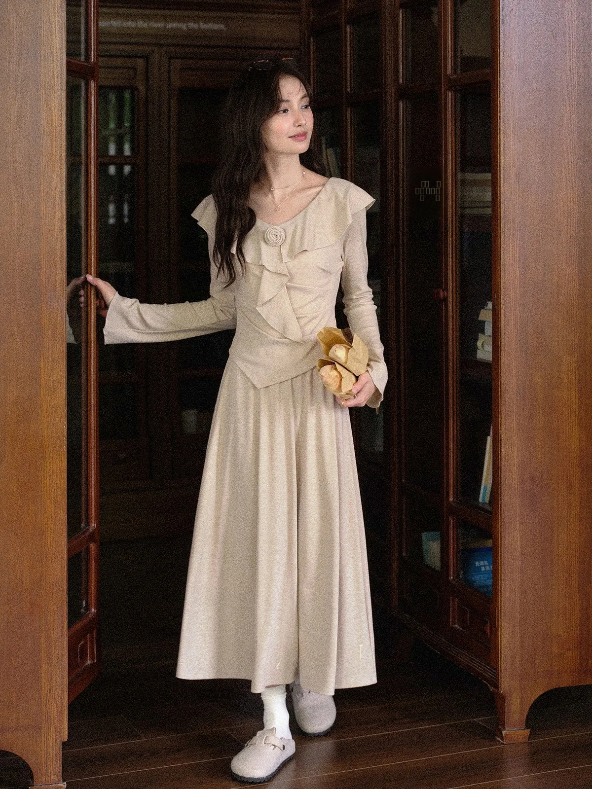 Осенняя женская повседневная одежда от китайского бренда: платье с длинным рукавом, V-образным вырезом, А-силуэтом, цвет овсяный, элегантный дизайн.
Осенняя женская повседневная одежда от китайского бренда: платье с длинным рукавом, V-образным вырезом, А-силуэтом, цвет овсяный, элегантный дизайн.