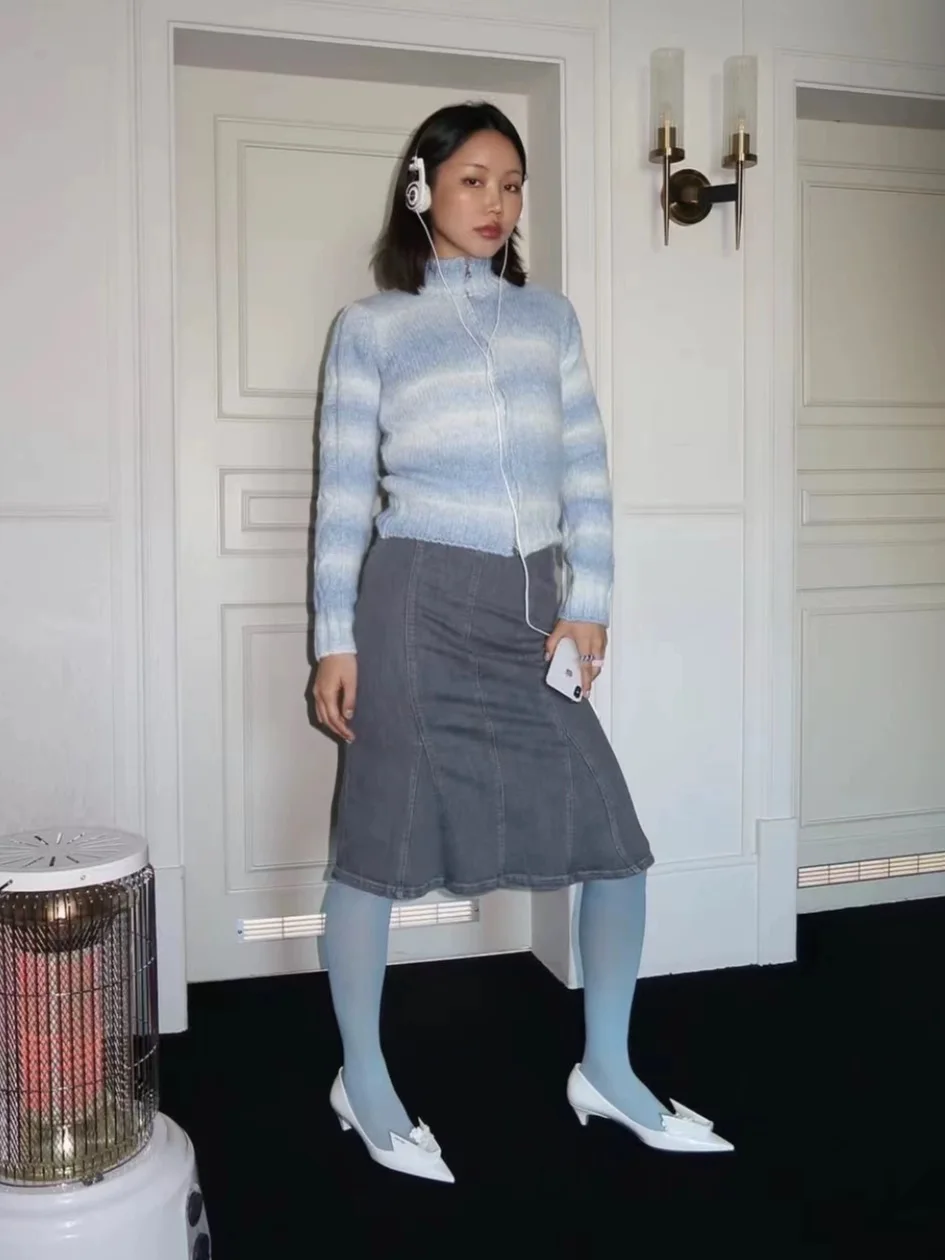 Loose Woolen Knitted Zipper Collar Open Cardigan Baby Blue Gradient Stripes Texture Street Style Winter Women's Sweater
Loose Woolen Knitted Zipper Collar Open Cardigan Baby Blue Gradient Stripes Texture Street Style Winter Women's Sweater
