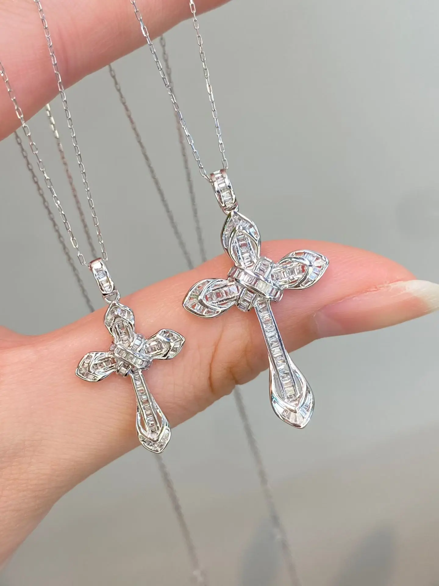 PT950 Platinum Lab-Grown Trapezoid Cut Diamond Cross Pendant 0.25CT & 65CT Premium Jewelry Valentine's Day Gift with 18K Gold Cu
PT950 Platinum Lab-Grown Trapezoid Cut Diamond Cross Pendant 0.25CT & 65CT Premium Jewelry Valentine's Day Gift with 18K Gold Cu