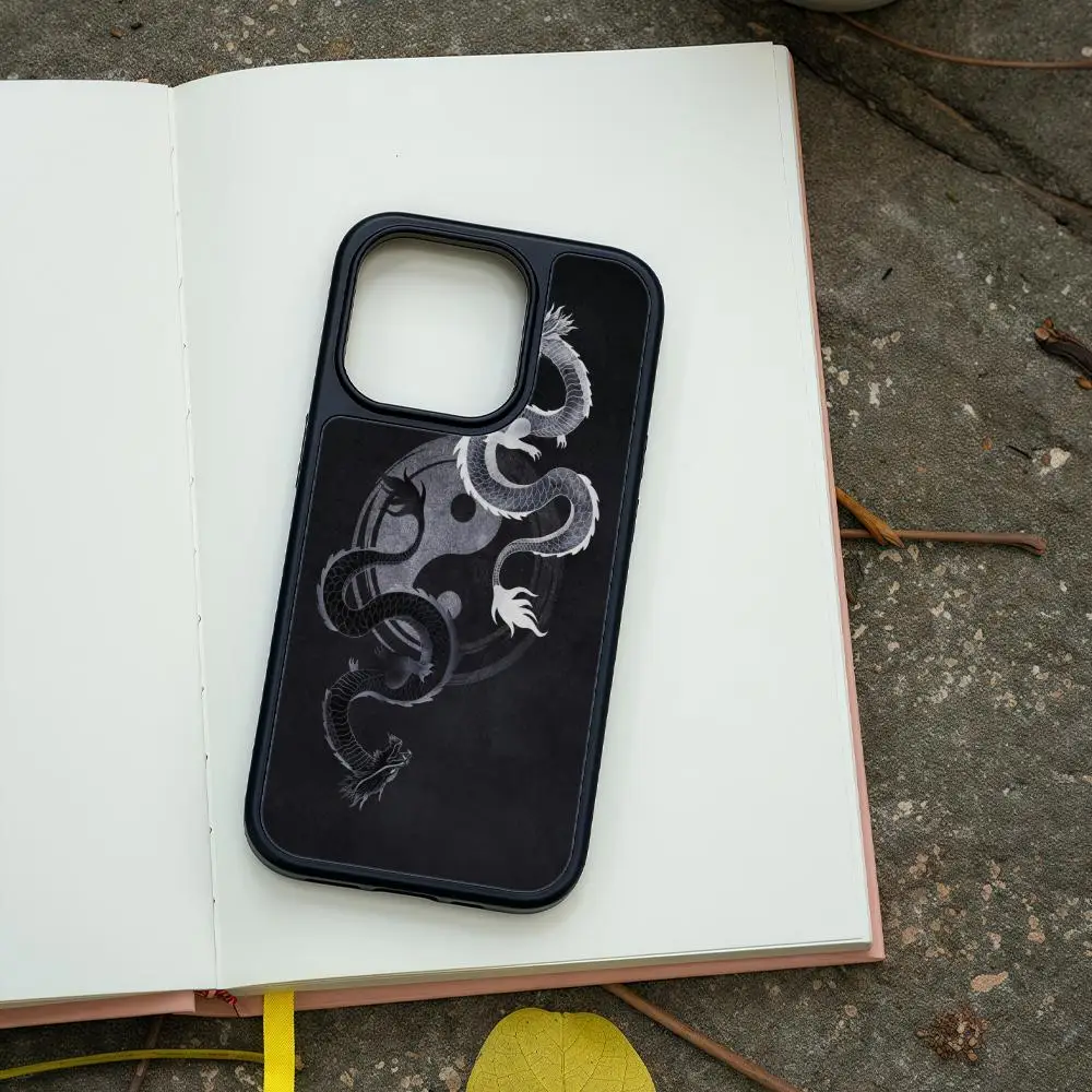 Чехол для телефона «Древо жизни Инь Ян» для iPhone 16, 15, 14, 13, 12 Plus Pro Max, усовершенствованный акриловый чехол из углеродного волокна с черной рамкой
Чехол для телефона «Древо жизни Инь Ян» для iPhone 16, 15, 14, 13, 12 Plus Pro Max, усовершенствованный акриловый чехол из углеродного волокна с черной рамкой