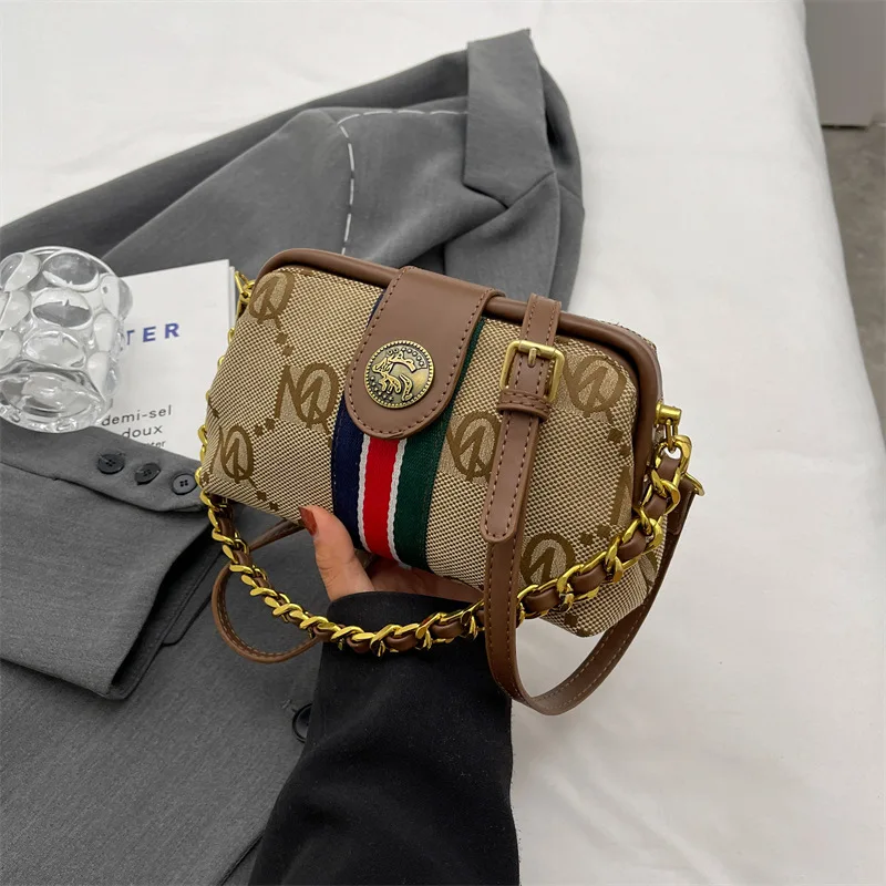 Легкая роскошная брендовая дизайнерская сумка высокого класса женская, новинка 2024, весенне-летняя нишевая сумка через плечо, сумка-мессенджер  
Легкая роскошная брендовая дизайнерская сумка высокого класса женская, новинка 2024, весенне-летняя нишевая сумка через плечо, сумка-мессенджер 