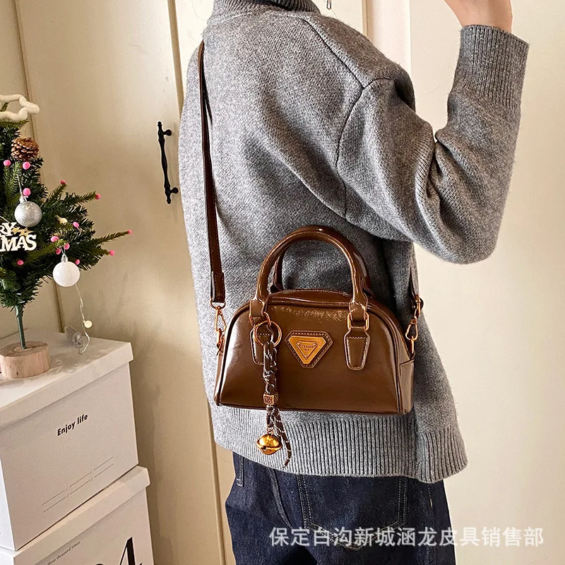 A Retro Small Bag for Women in 2025 A Fashionable and Versatile Crossbody Bag with A High-end Feel, and A Hand-held Shoulder Bag 
A Retro Small Bag for Women in 2025 A Fashionable and Versatile Crossbody Bag with A High-end Feel, and A Hand-held Shoulder Bag