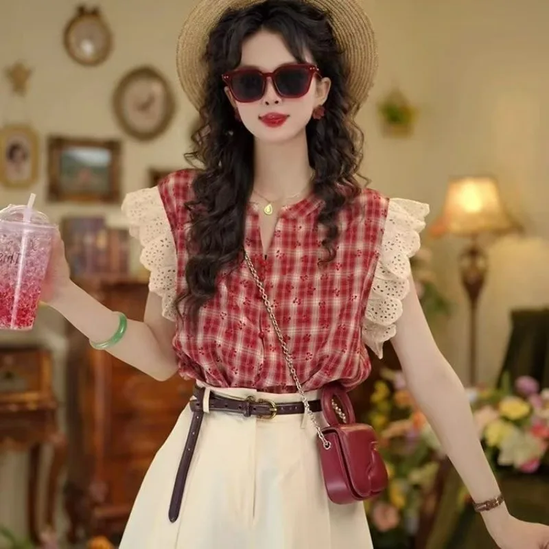 French Retro Plaid Shirt Women's Summer 2025 New Prairie Chic Style Versatile Loose Casual V-neck Lace Sleeveless Top
French Retro Plaid Shirt Women's Summer 2025 New Prairie Chic Style Versatile Loose Casual V-neck Lace Sleeveless Top
