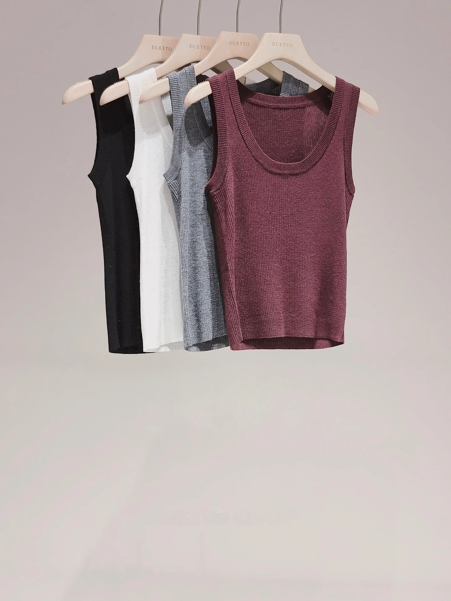 Duetto Breathable Acetate Wool Knitted Slim Fit U-Neck Vest Skin-friendly Versatile Four Seasons Women's Fashion Inner Wear
Duetto Breathable Acetate Wool Knitted Slim Fit U-Neck Vest Skin-friendly Versatile Four Seasons Women's Fashion Inner Wear