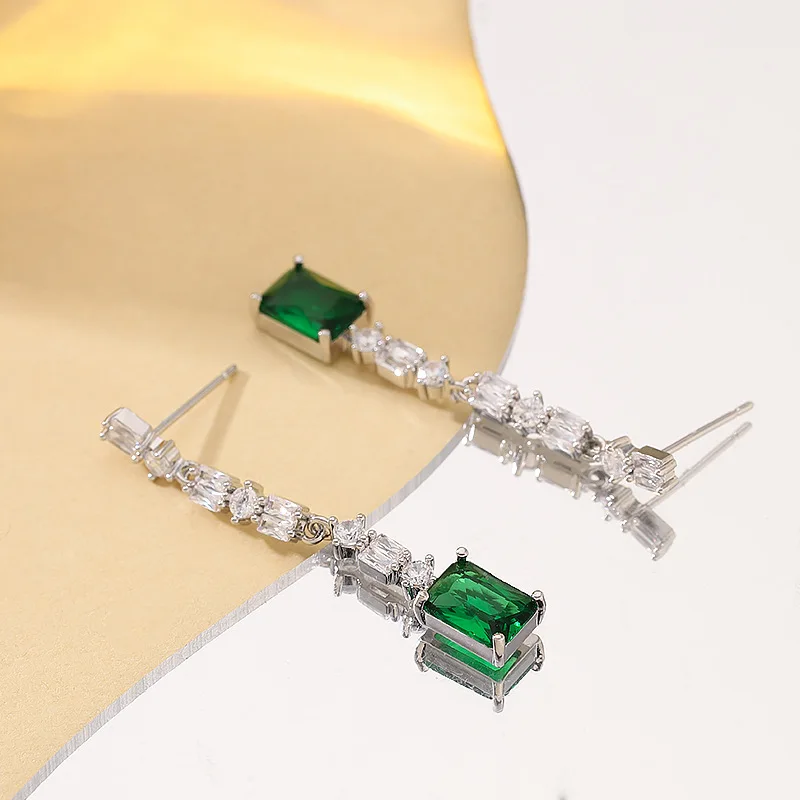 Fashionable and exquisite design long glass crystal tassel earrings niche light luxury temperament high-end slimming earrings
Fashionable and exquisite design long glass crystal tassel earrings niche light luxury temperament high-end slimming earrings