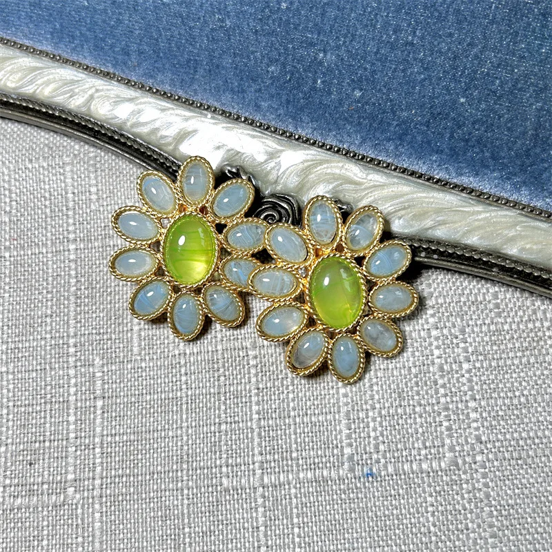 Fashion Jewelry Vintage Brass Matte Fresh Blue Green Glass Flower Earrings Clip or Stud for Women
Fashion Jewelry Vintage Brass Matte Fresh Blue Green Glass Flower Earrings Clip or Stud for Women