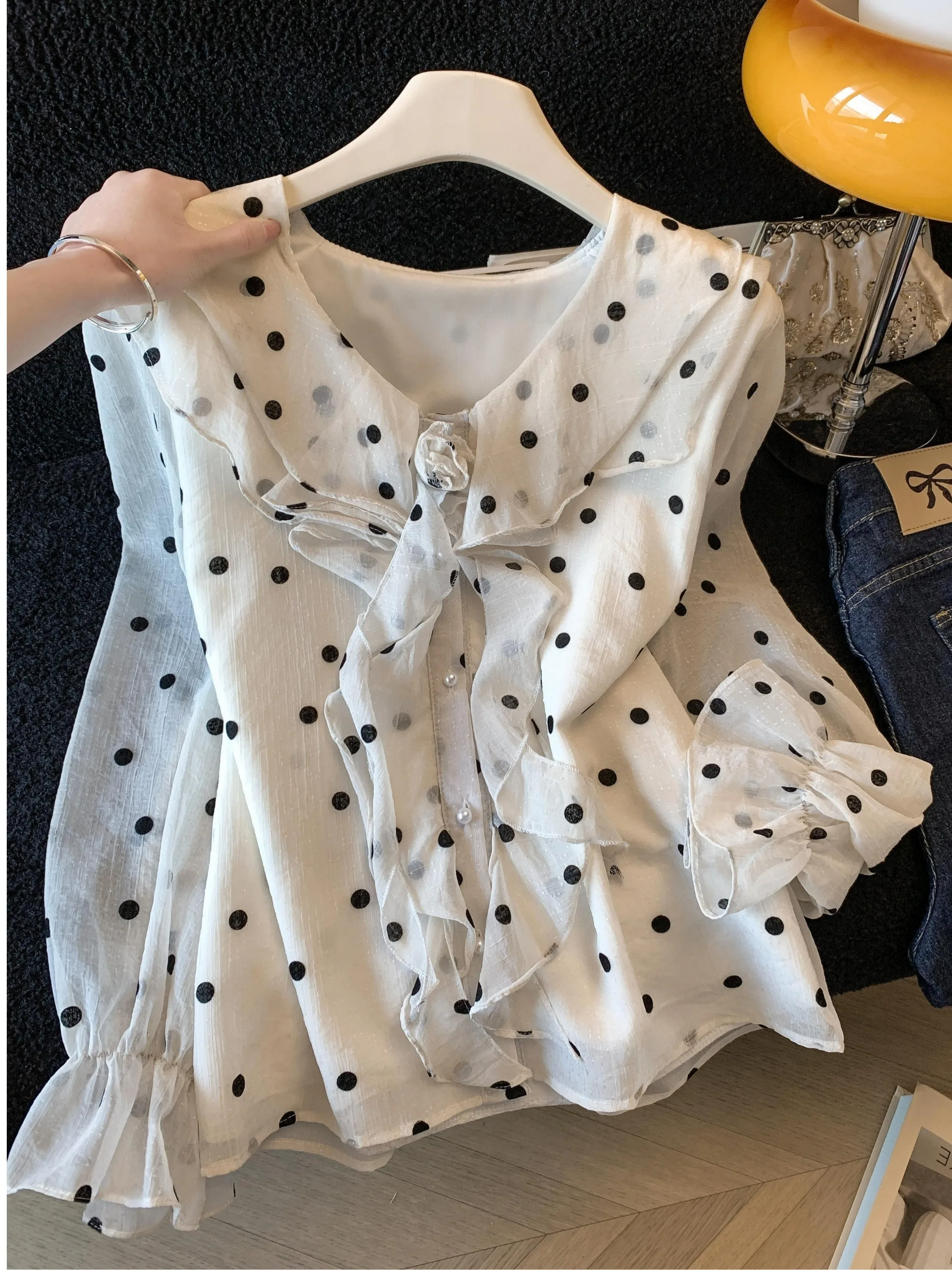 Elegant V-neck Polka Dot Chiffon Shirt Women's Spring 2026 Fashion Age-defying Bell Sleeve Top French Style Gathered Hem
Elegant V-neck Polka Dot Chiffon Shirt Women's Spring 2026 Fashion Age-defying Bell Sleeve Top French Style Gathered Hem