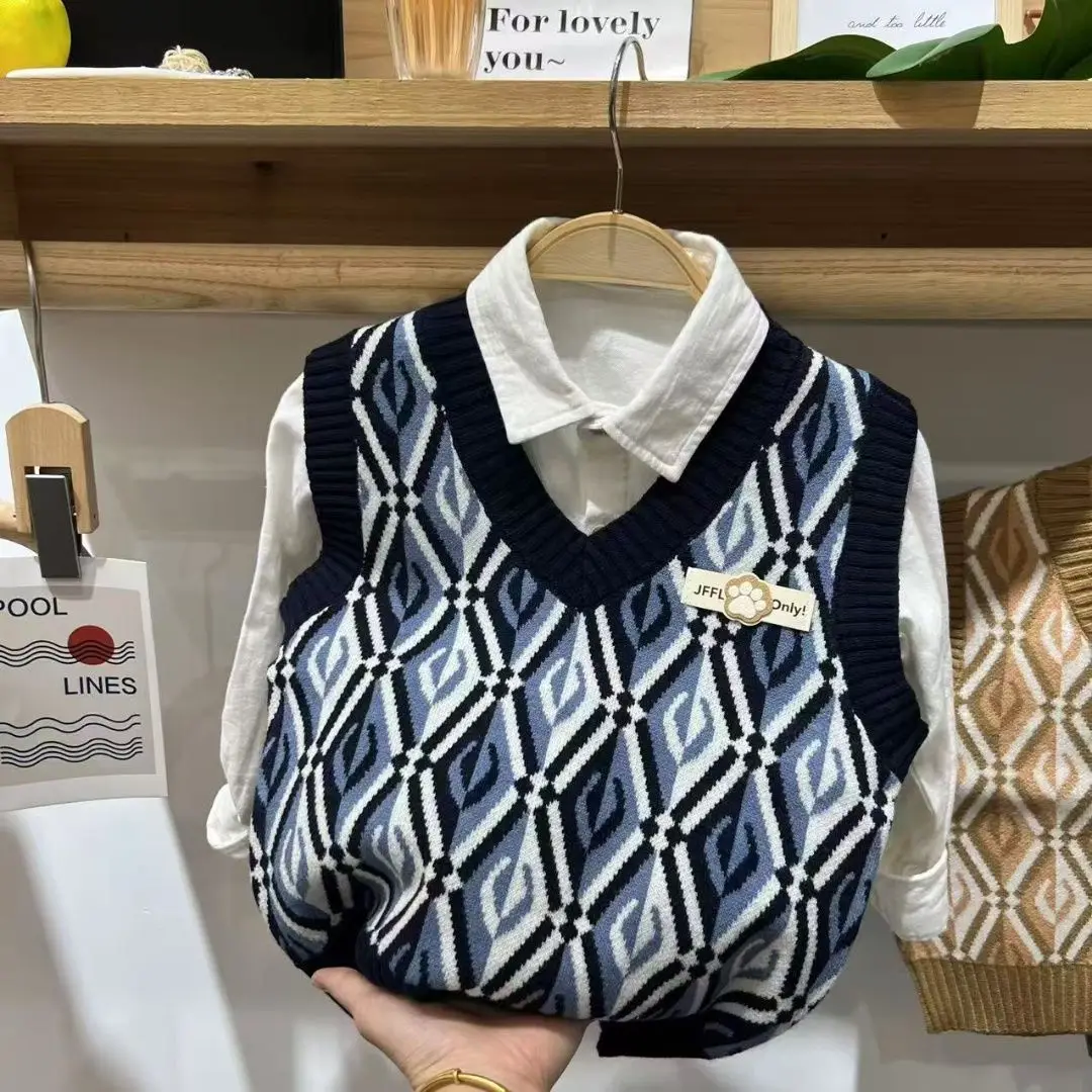New Boys' College Style Sweater Spring and Autumn Children's Knitted Sweater Universal Tank Top External Casual Top Baby Vest
New Boys' College Style Sweater Spring and Autumn Children's Knitted Sweater Universal Tank Top External Casual Top Baby Vest