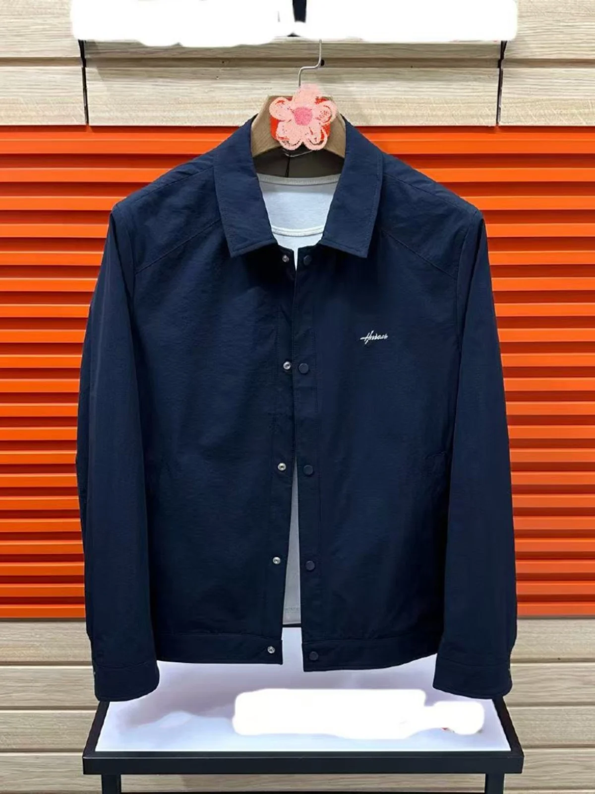 Мужская куртка-флип с отложным воротником, однотонная, простая, комфортная, в корейском стиле, модная, трендовая модель, весна-осень 2024
Мужская куртка-флип с отложным воротником, однотонная, простая, комфортная, в корейском стиле, модная, трендовая модель, весна-осень 2024