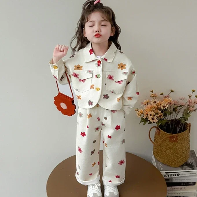 Girls Suit 2025 Spring and Autumn New Childrens Clothing Girl Baby Fashionable Floral Denjean Coat Pants Two Sets Casual Simple
Girls Suit 2025 Spring and Autumn New Childrens Clothing Girl Baby Fashionable Floral Denjean Coat Pants Two Sets Casual Simple