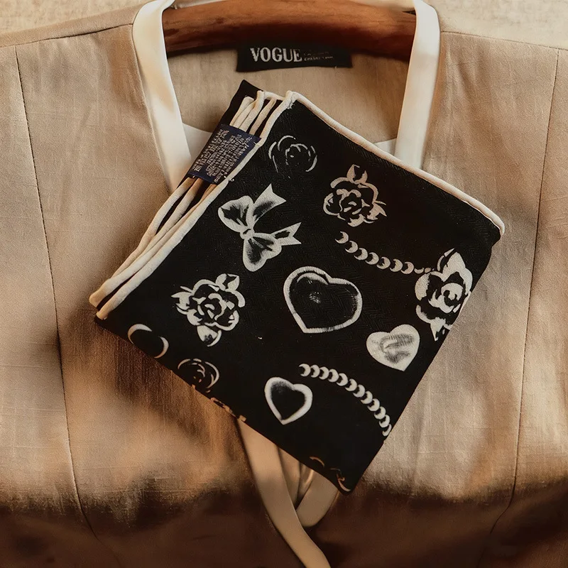 Роскошный дорогой шарф из шелка и шерсти в винтажном стиле с черно-белым цветочным узором для женщин, новинка зимы 2026, теплая накидка-шаль
Роскошный дорогой шарф из шелка и шерсти в винтажном стиле с черно-белым цветочным узором для женщин, новинка зимы 2026, теплая накидка-шаль