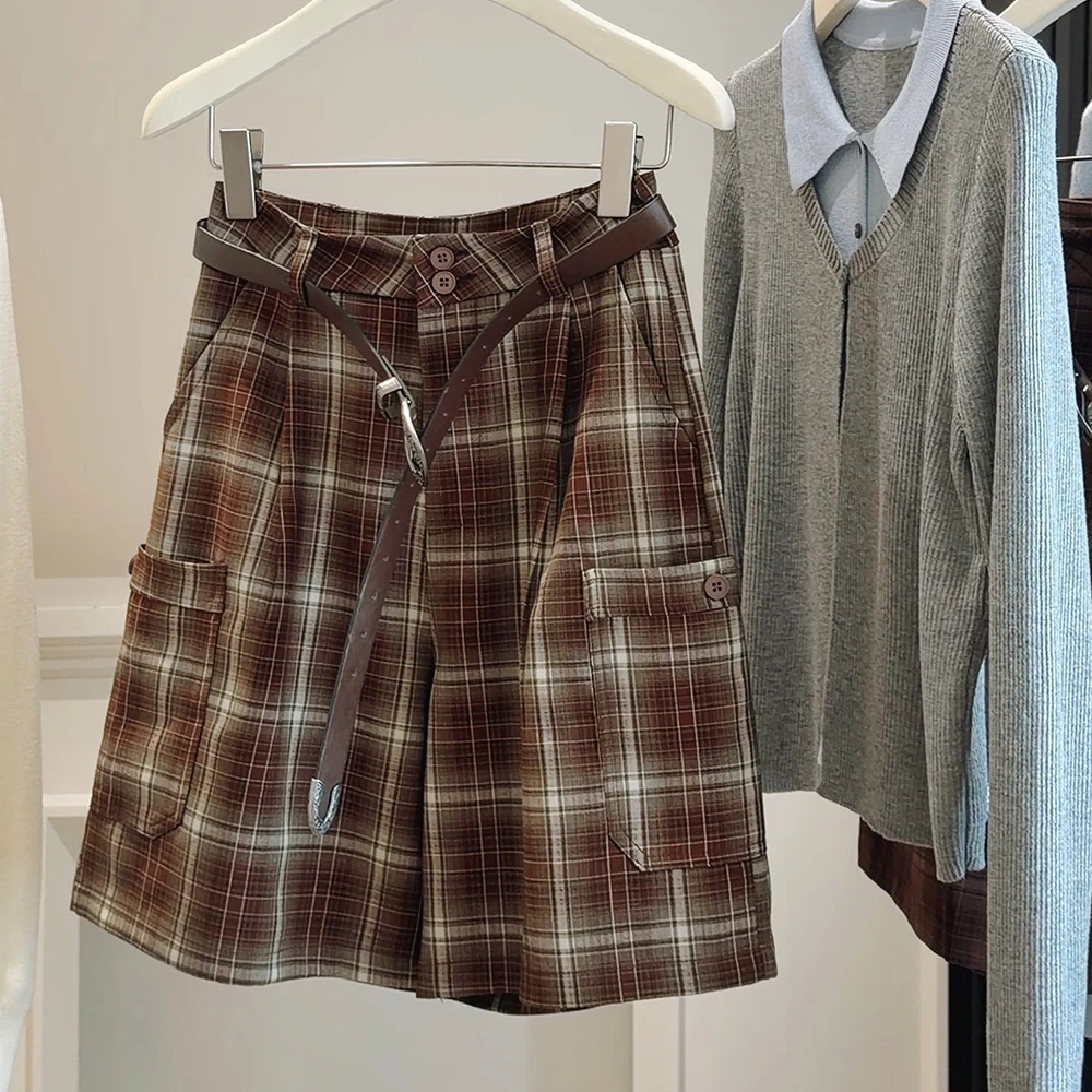 Коричневые шорты в клетку для женщин, летние, с высокой талией, с карманами-карго, А-силуэт, широкие штанины, повседневные, средней длины
Коричневые шорты в клетку для женщин, летние, с высокой талией, с карманами-карго, А-силуэт, широкие штанины, повседневные, средней длины