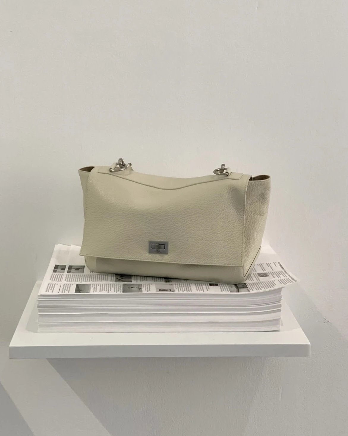 Новая весенняя многослойная повседневная кожаная сумка Lo Bule с откидной крышкой, большая вместительная наклонная сумка через плечо на одно плечо для молодежи
Новая весенняя многослойная повседневная кожаная сумка Lo Bule с откидной крышкой, большая вместительная наклонная сумка через плечо на одно плечо для молодежи