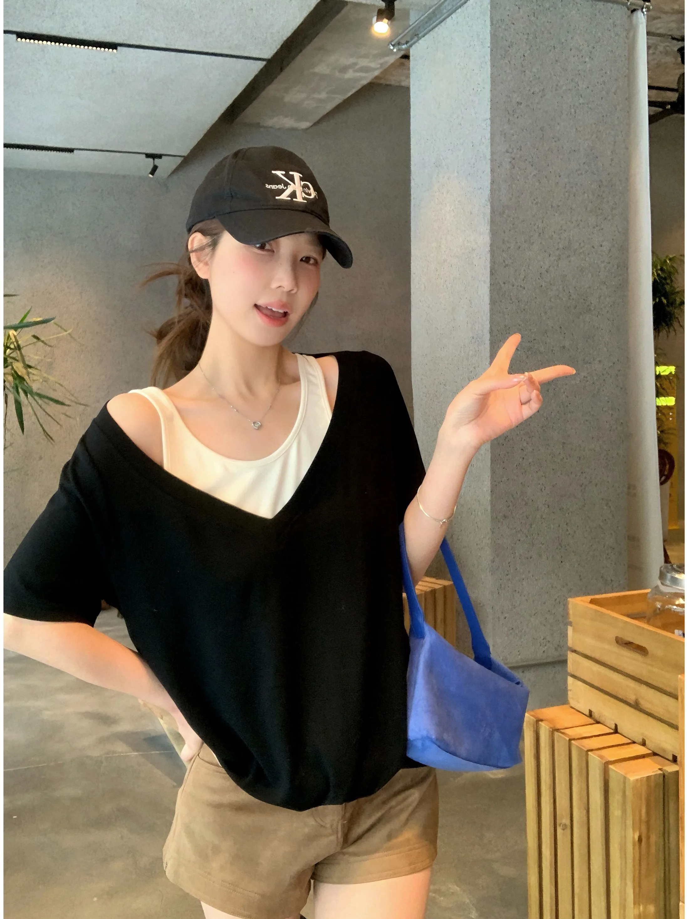 plus Size Women's Hollow out Short Sleeve T-Shirt V-Neck Summer New Style Slimming Versatile Design Color Block Top
plus Size Women's Hollow out Short Sleeve T-Shirt V-Neck Summer New Style Slimming Versatile Design Color Block Top
