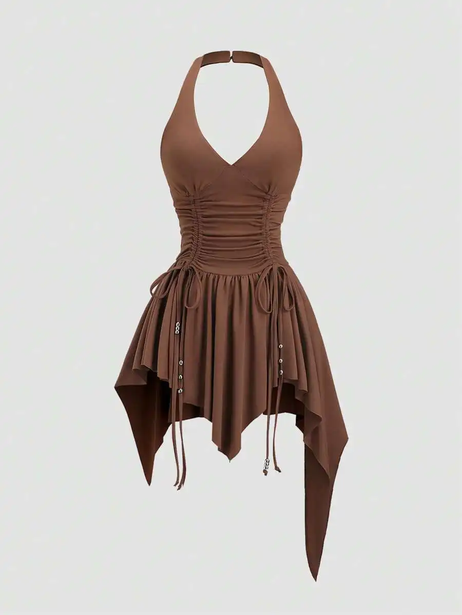 Коричневое асимметричное мини-платье с вырезом халтер и драпировкой, с завязками на талии
Коричневое асимметричное мини-платье с вырезом халтер и драпировкой, с завязками на талии