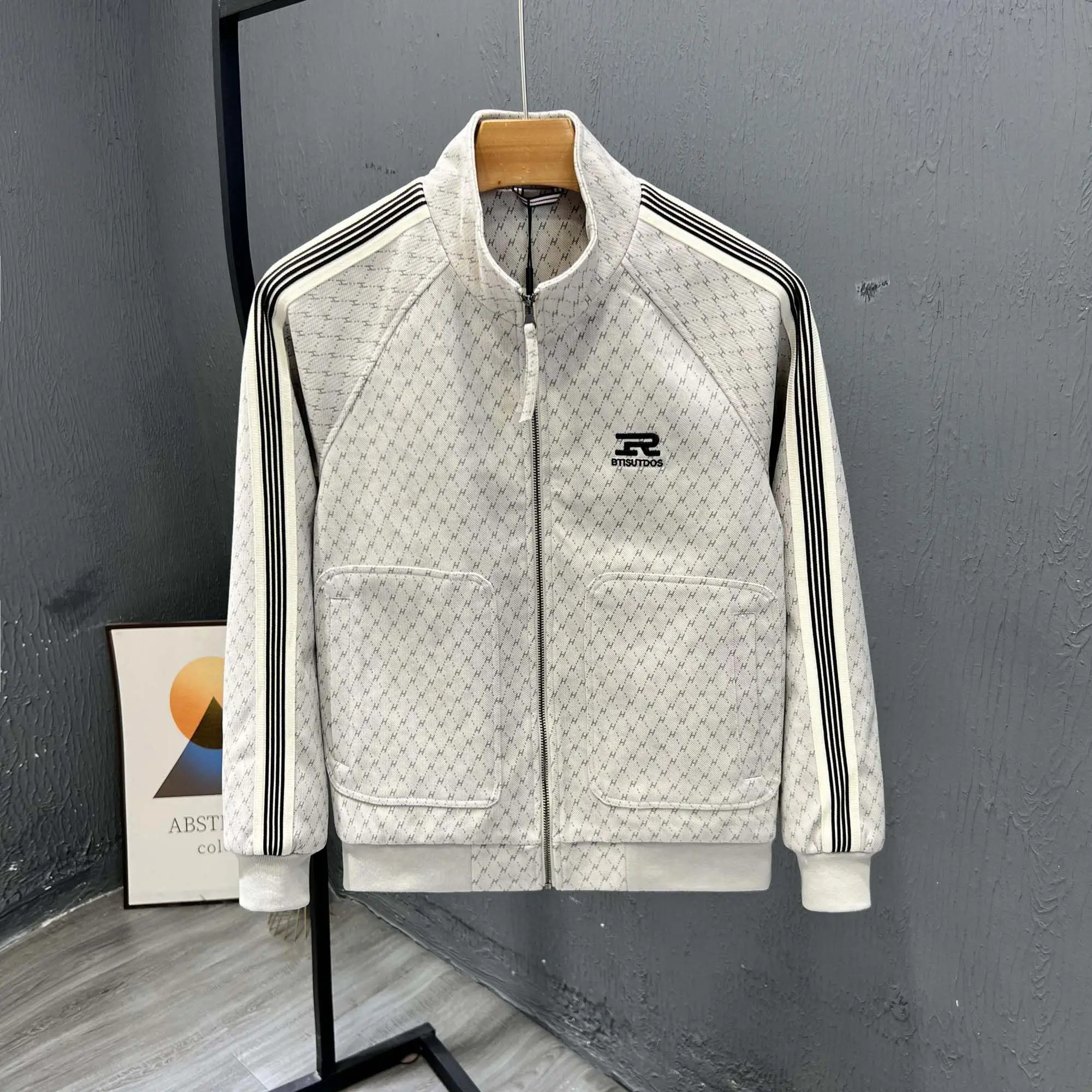 High-End Men's Stand Collar Jacket Coat Fashionable Casual Thickened Fleece Autumn Winter Youth Top Quality Polyester Fabric
High-End Men's Stand Collar Jacket Coat Fashionable Casual Thickened Fleece Autumn Winter Youth Top Quality Polyester Fabric