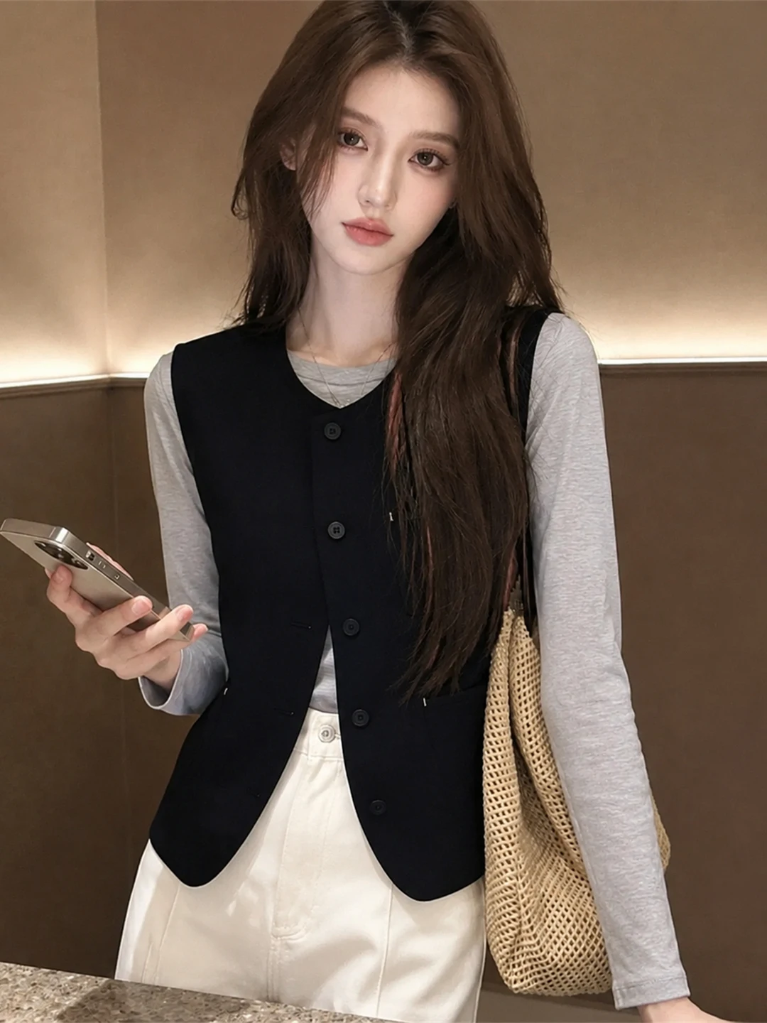Summer 2026 Women's Sleeveless Pure Color Vest Top Single Button Korean Style Simple Outerwear Fashion Commute Straight Cut
Summer 2026 Women's Sleeveless Pure Color Vest Top Single Button Korean Style Simple Outerwear Fashion Commute Straight Cut