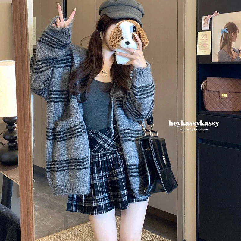 College-style Hooded Sweater Women 2025 High Quallity Autumn Striped Long-sleeved Cardigan Female Loose Pocket Knitted Tops New
College-style Hooded Sweater Women 2025 High Quallity Autumn Striped Long-sleeved Cardigan Female Loose Pocket Knitted Tops New