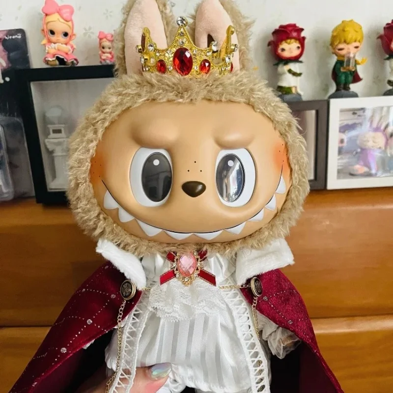 2025 Only Clothing For 37cm The Monster Labubu V3 Let‘S Checkmate Series Vinyl Face Doll King'S Cloak Diamond Set Holiday Gifts
2025 Only Clothing For 37cm The Monster Labubu V3 Let‘S Checkmate Series Vinyl Face Doll King'S Cloak Diamond Set Holiday Gifts
