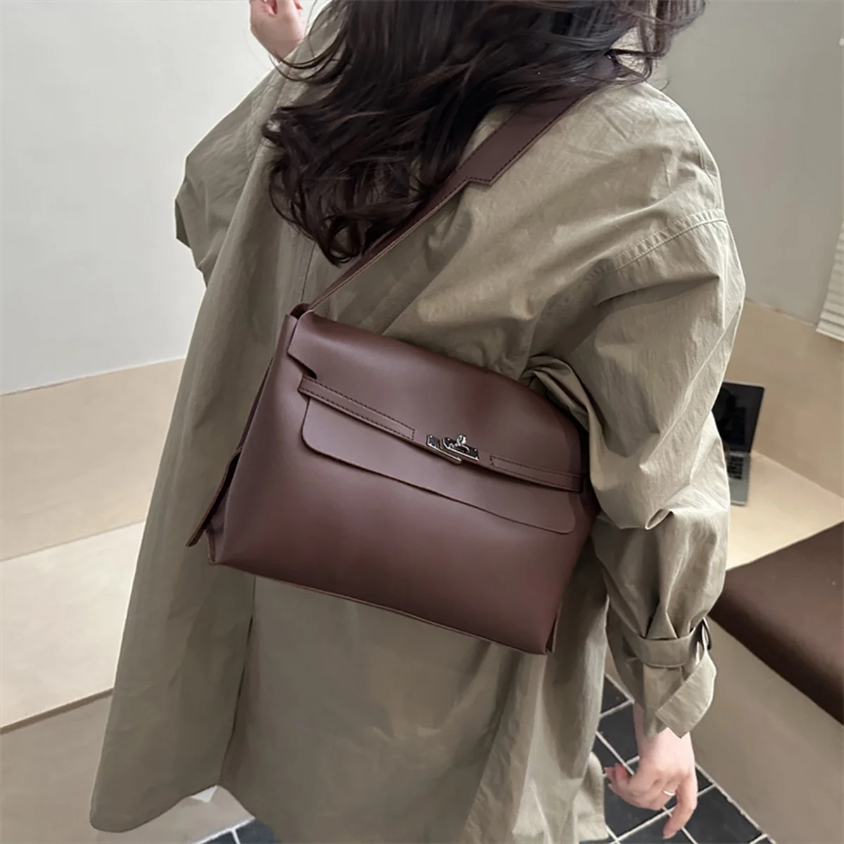 Vintage Leather Look Tote Bag Solid Color with Metal Buckle Flap Lightweight Large Capacity PU Crossbody Bag for Daily Commute
Vintage Leather Look Tote Bag Solid Color with Metal Buckle Flap Lightweight Large Capacity PU Crossbody Bag for Daily Commute