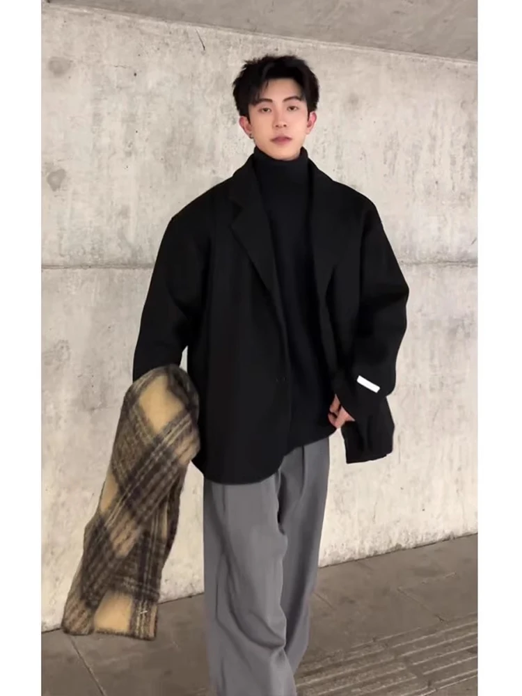 Briti Sle ort Suit Jaet Men's Autumn Winter Trendy Korean Loose High-End Feeling Haome Notch Lapel Woolen Coat
Briti Sle ort Suit Jaet Men's Autumn Winter Trendy Korean Loose High-End Feeling Haome Notch Lapel Woolen Coat