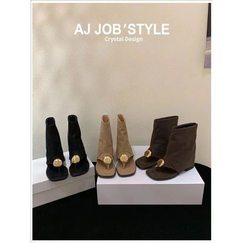 Модные уличные сандалии 2026 года: новые римские сандалии с одним ремешком и квадратным носком
Модные уличные сандалии 2026 года: новые римские сандалии с одним ремешком и квадратным носком