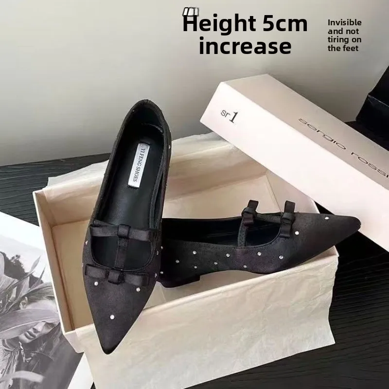 Туфли Мэри Джейн из шелкового атласа со стразами. Женские весенние новые стильные туфли на высоком каблуке со встроенной приподнятой мягкой подошвой и бантом.
Туфли Мэри Джейн из шелкового атласа со стразами. Женские весенние новые стильные туфли на высоком каблуке со встроенной приподнятой мягкой подошвой и бантом.