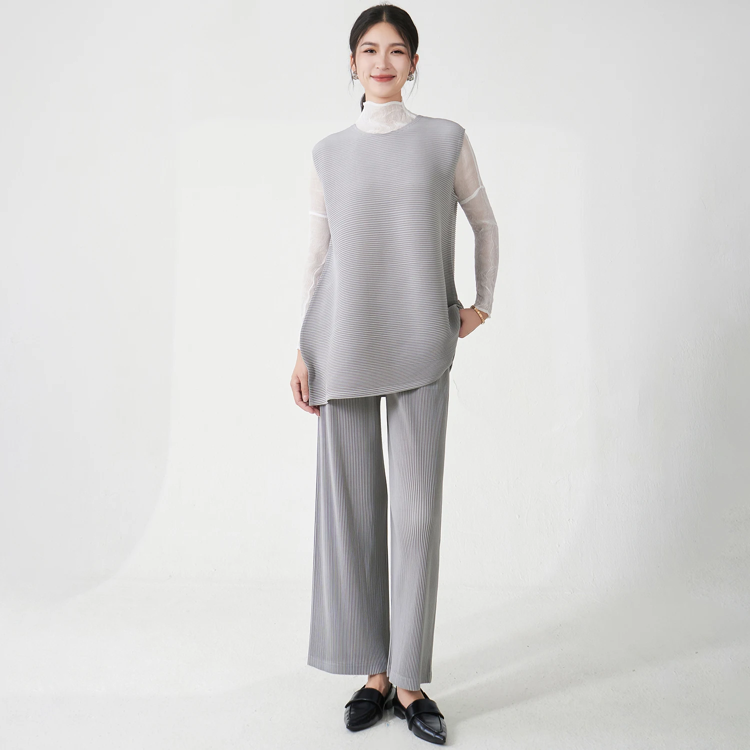 Miyake Pleated Set High Quality Stretch Sleeveless Top and Pants Two Piece Set Woven Polyester Fabric Ladies Fashion Set
Miyake Pleated Set High Quality Stretch Sleeveless Top and Pants Two Piece Set Woven Polyester Fabric Ladies Fashion Set