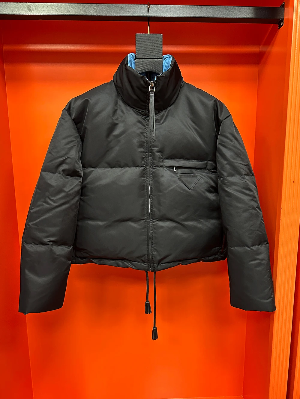 Contrast Color Stand Collar Reversible Short Down Jacket Solid Chest Pocket Back Zipper Chic Drawstring White Duck Down Jacket
Contrast Color Stand Collar Reversible Short Down Jacket Solid Chest Pocket Back Zipper Chic Drawstring White Duck Down Jacket