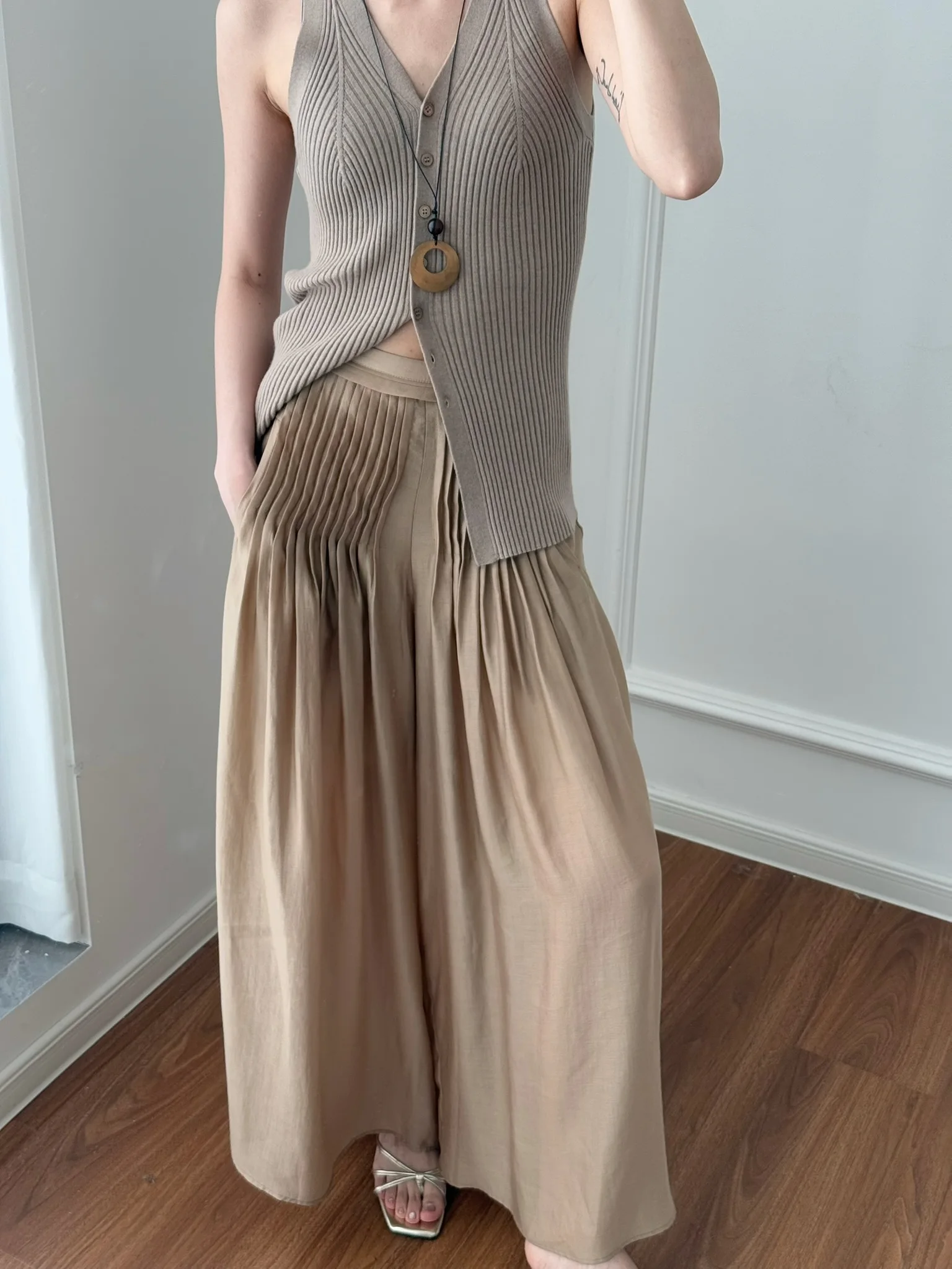 Pressure pleat design wide-legged pants temperament elegant casual versatile women's pants 2025 summer new
Pressure pleat design wide-legged pants temperament elegant casual versatile women's pants 2025 summer new