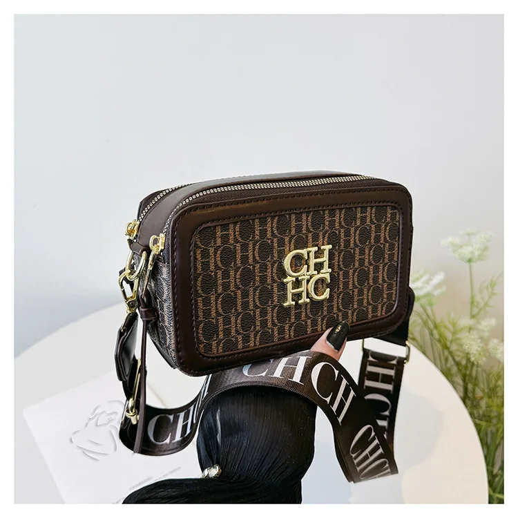 New European and American Popular Small Handbag Women - Minimalist Shoulder Crossbody Bag, Fashionable & Stylish Accessory
New European and American Popular Small Handbag Women - Minimalist Shoulder Crossbody Bag, Fashionable & Stylish Accessory