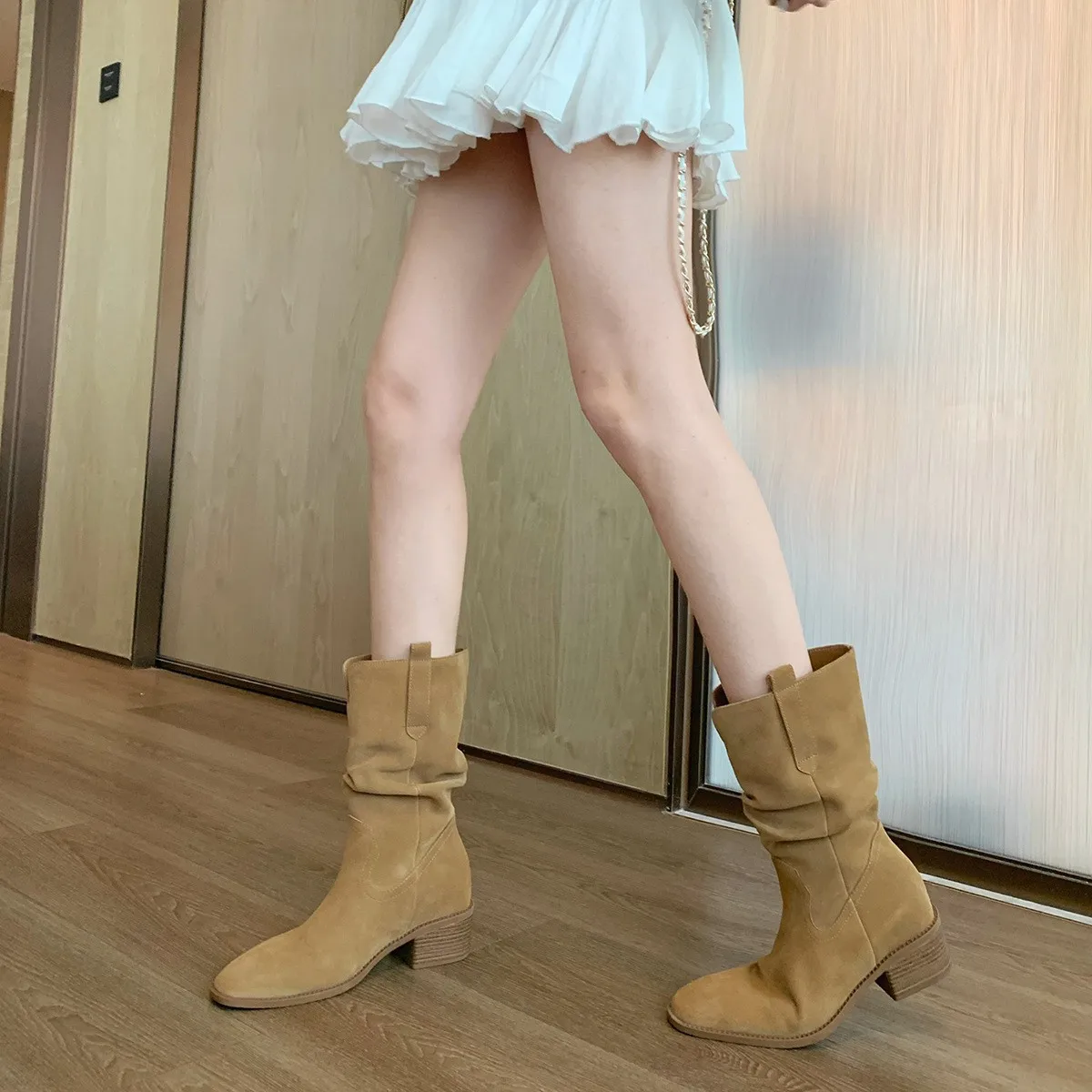 Short boots for women with V-button pleats and thick heels autumn and winter new desert western boots
Short boots for women with V-button pleats and thick heels autumn and winter new desert western boots